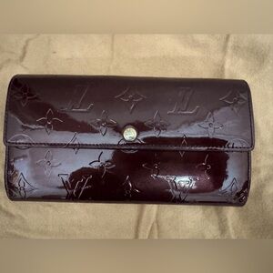 Pre-owned Louis Vuitton Monogram Vernis in Amarente Sarah Wallet
Authentic